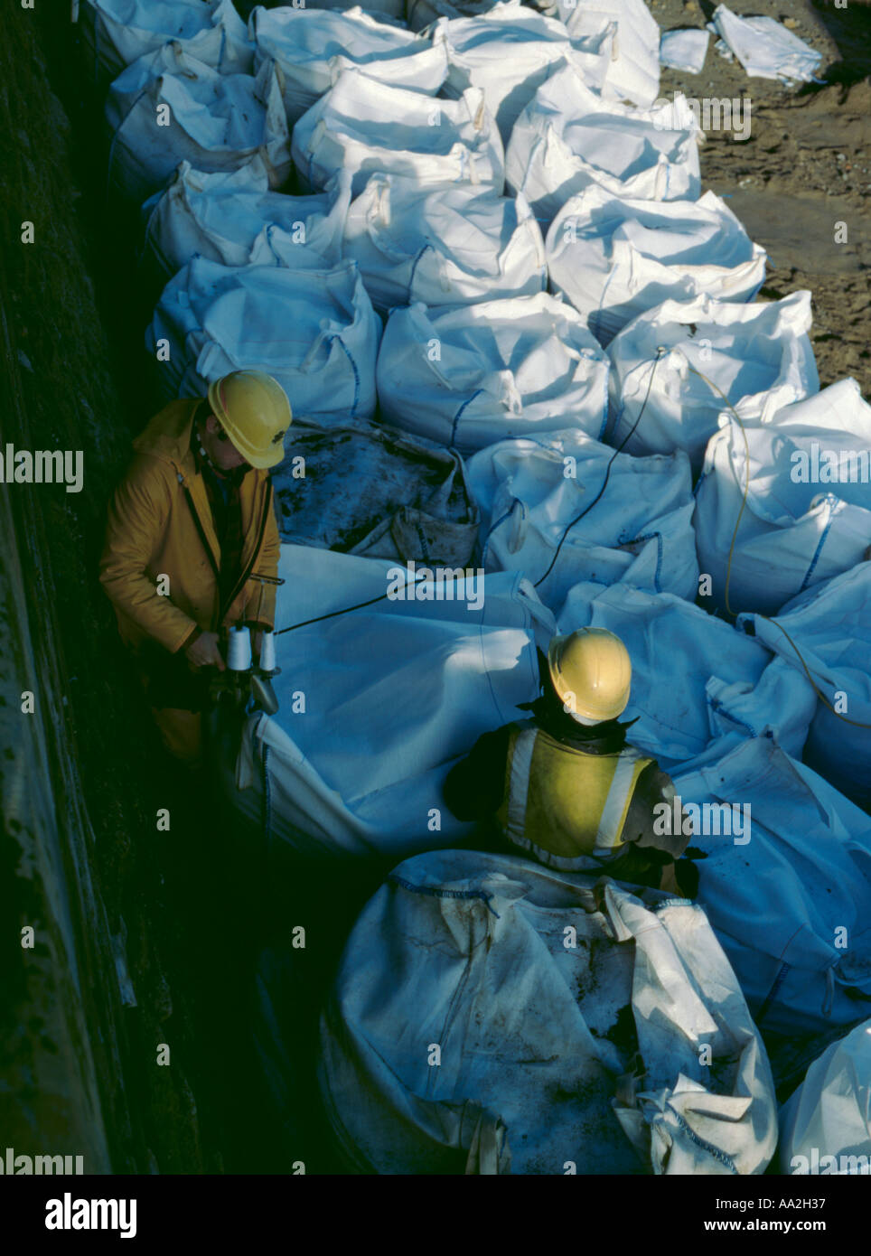 Immissione di geotessile di protezione borsa alla base di una scogliera, Scarborough, North Yorkshire, Inghilterra, Regno Unito. Foto Stock