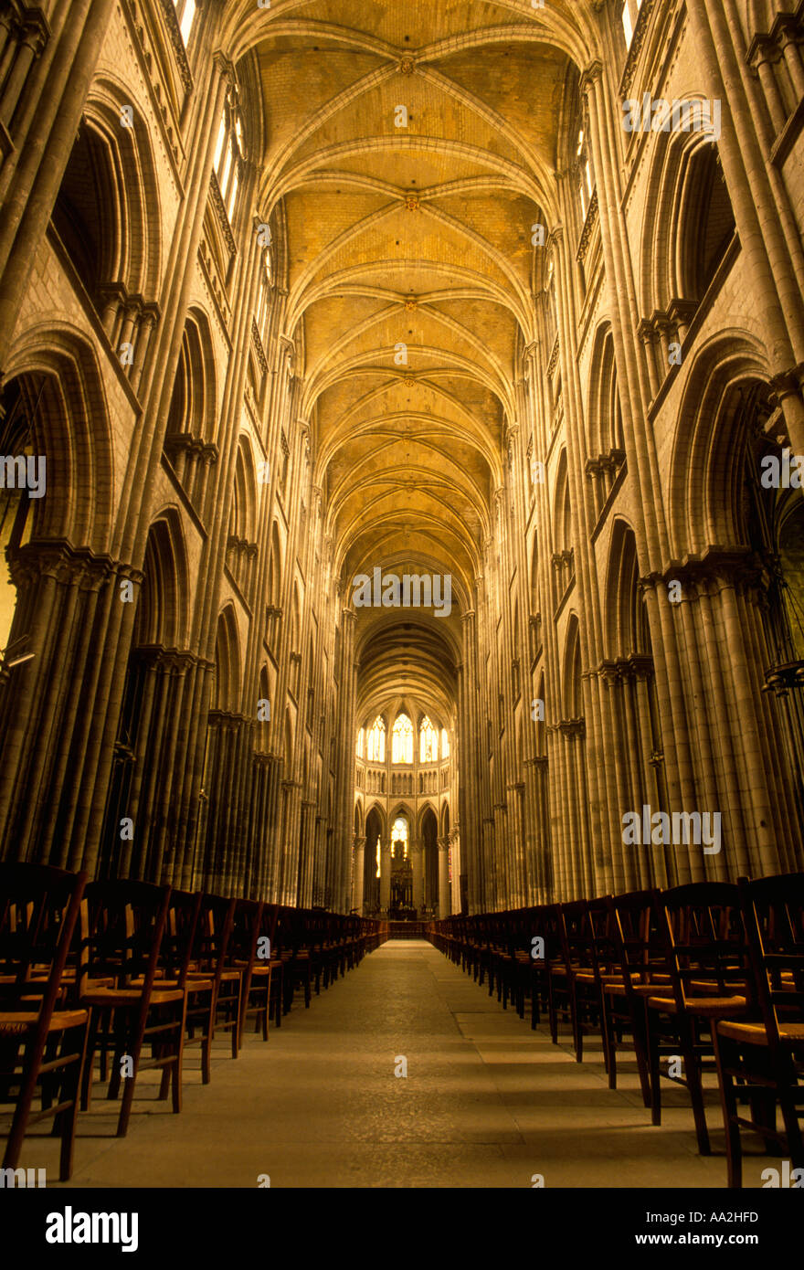 Navata centrale, la cattedrale di Notre Dame, architettura Gotica Francese, architettura gotica, città di Rouen, Alta Normandia, Francia, Europa Foto Stock