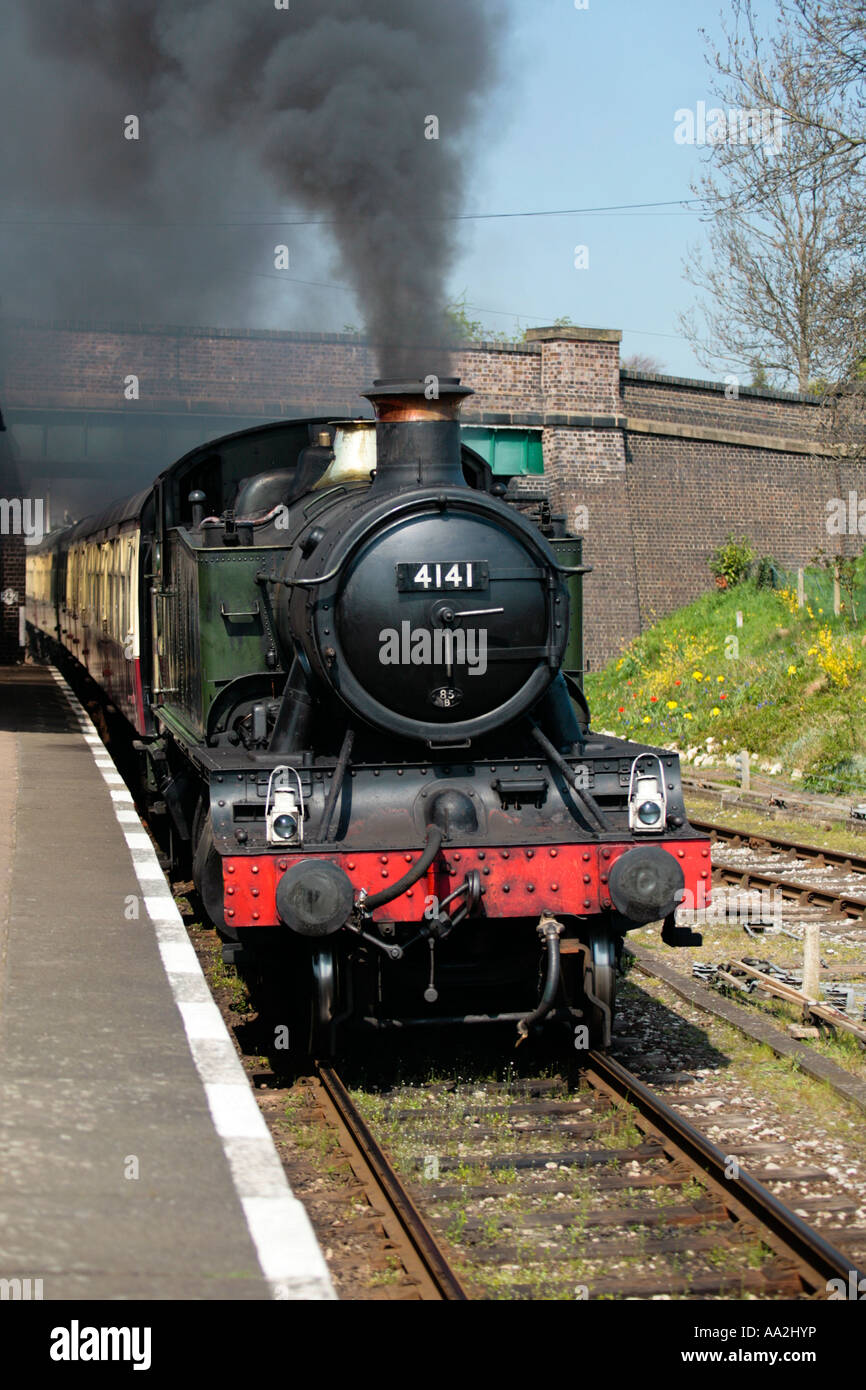 GWR ex serbatoio del motore che arrivano in corrispondenza della piattaforma 1 Quorn Stazione, Grande Stazione Centrale, Leicestershire Foto Stock