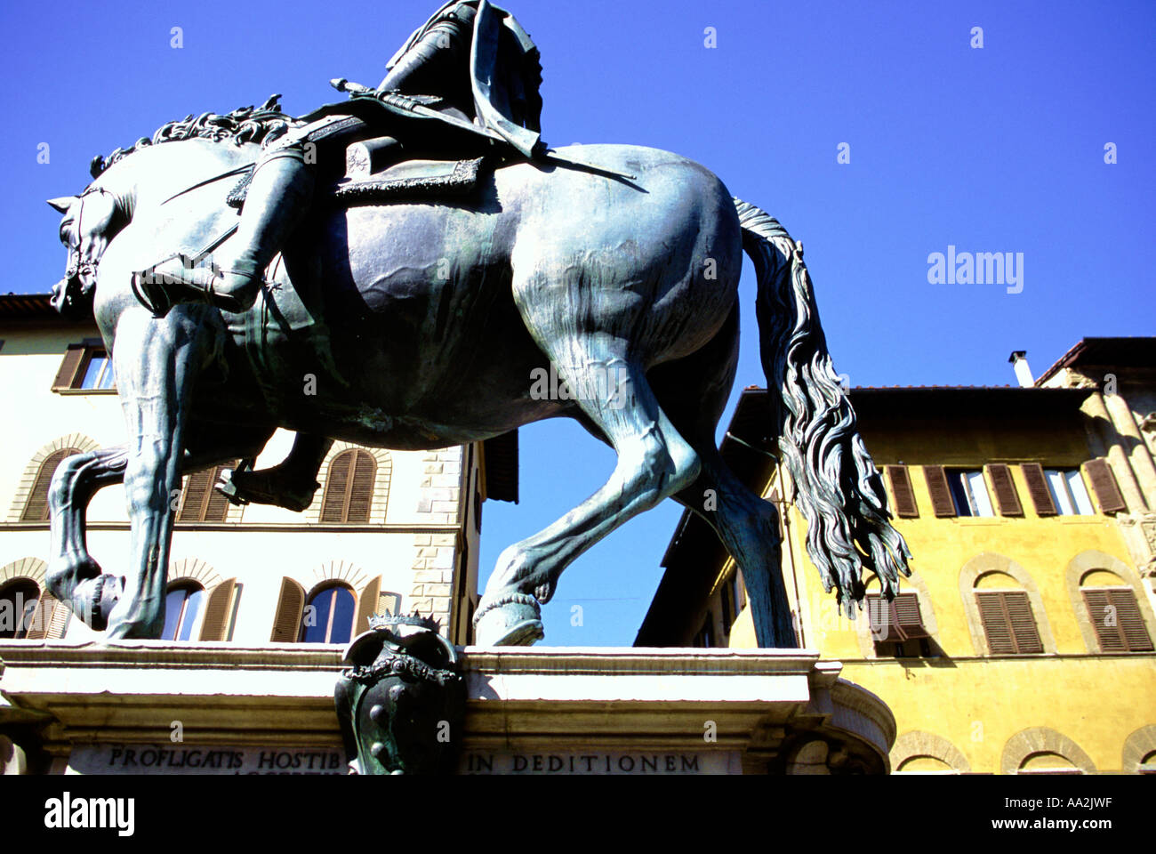 L'Italia, Toscana, Firenze, Cosimo Medici della statua sulla Piazza della Signoria, a basso angolo di visione Foto Stock