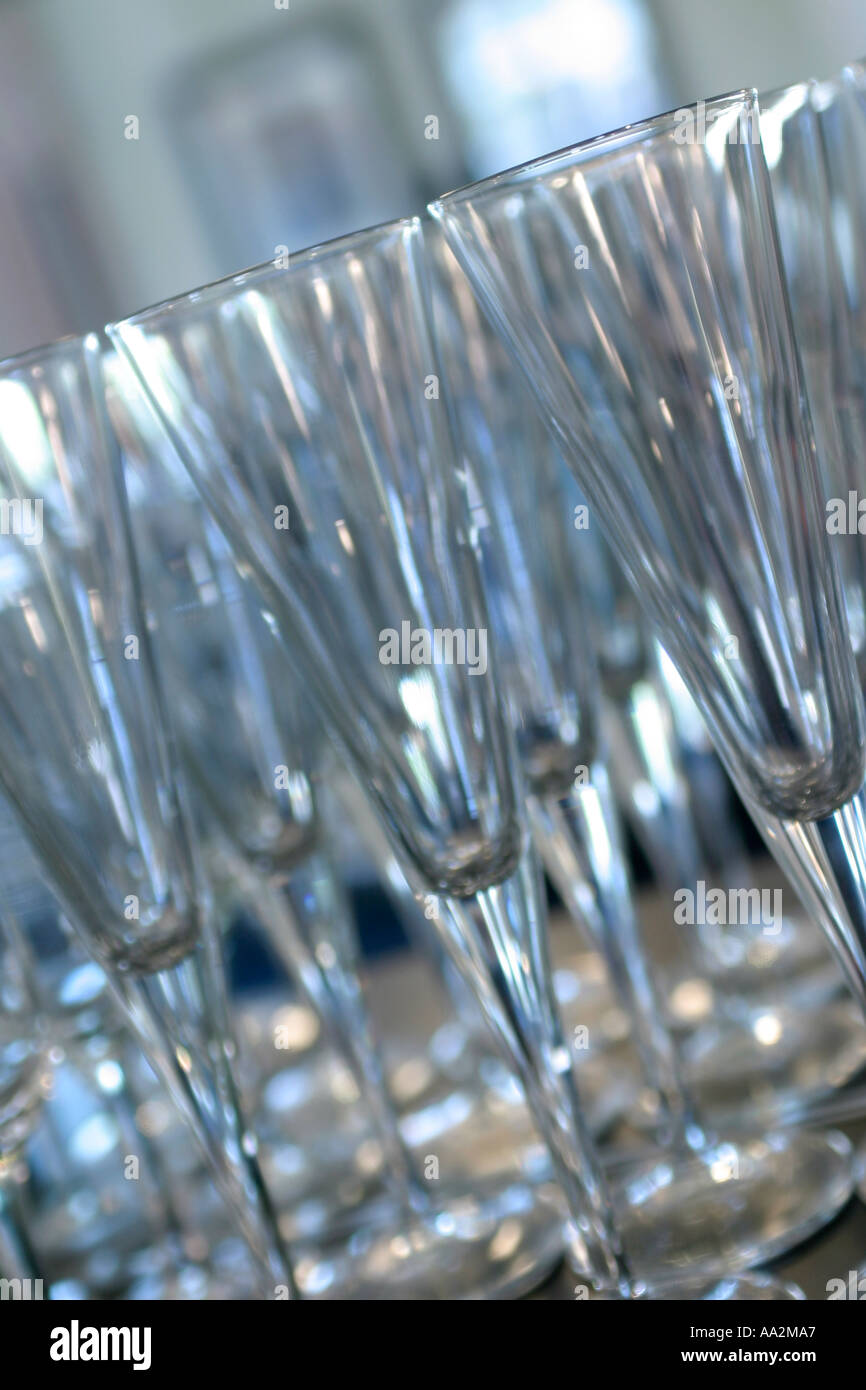 Fila di bicchieri di champagne su un angolo Foto Stock