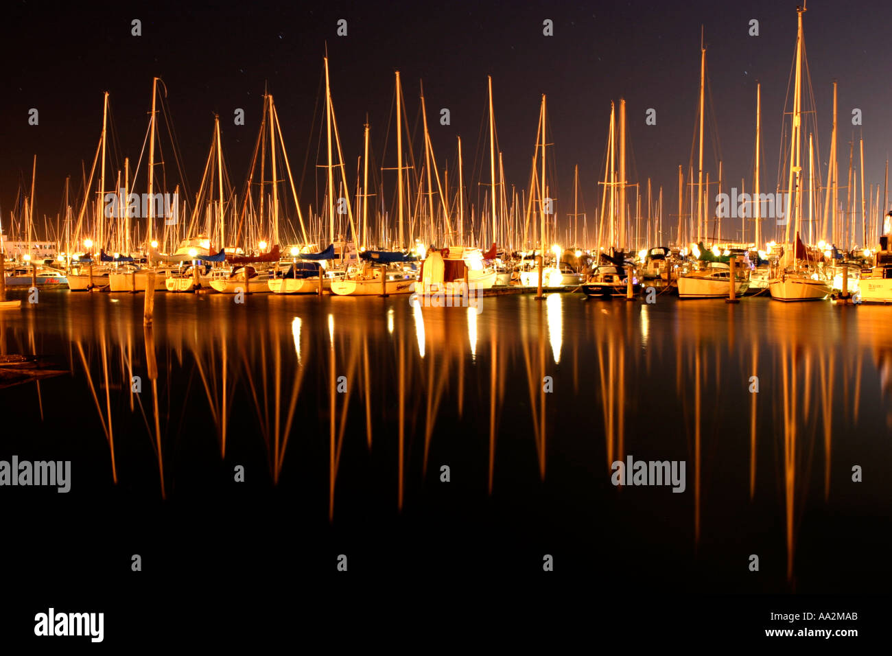 Notte tranquilla il tempo di incandescenza di imbarcazioni a vela nel porto di Auckland Nuova Zelanda Foto Stock