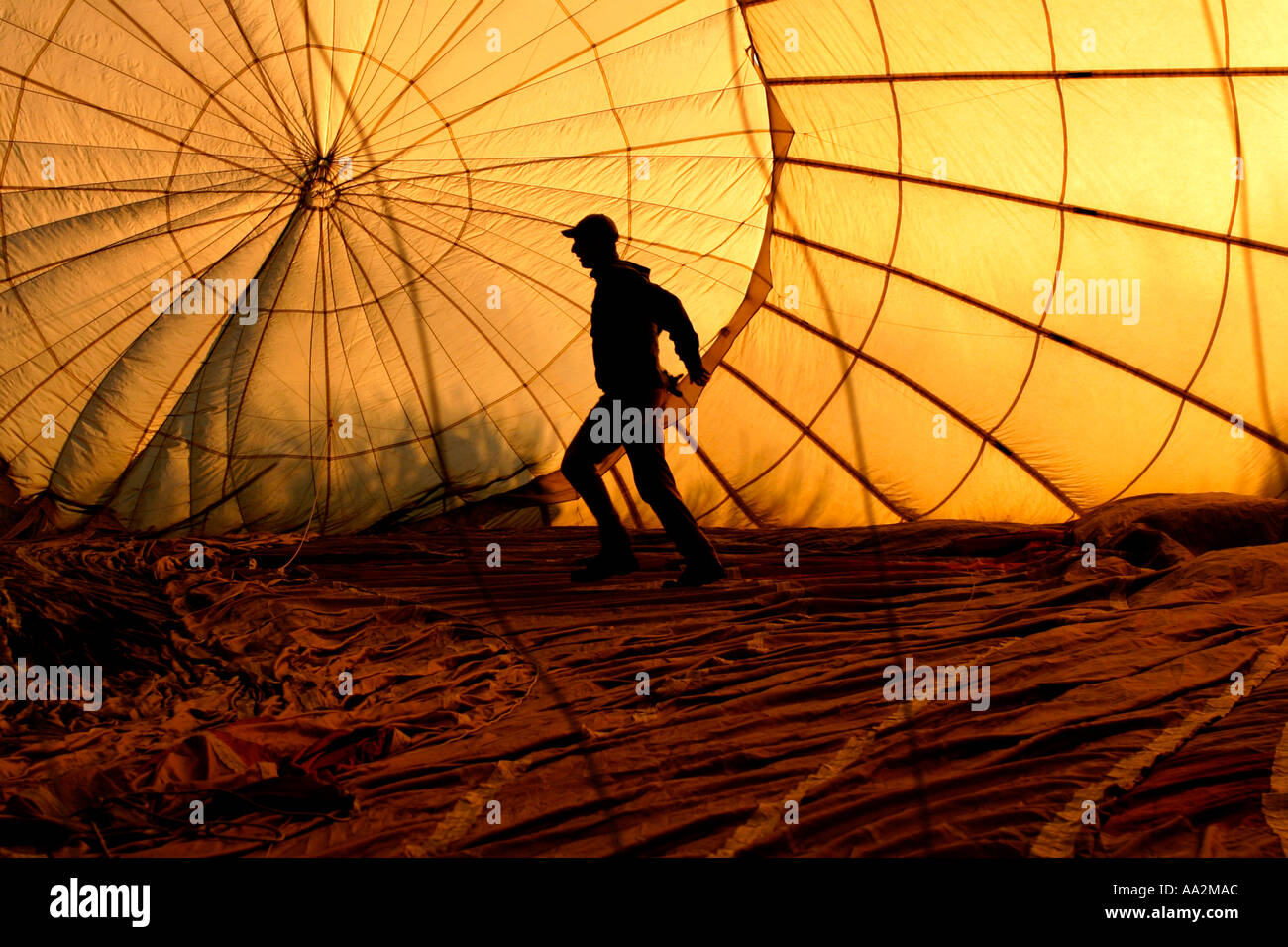 Uomo che cammina dentro mongolfiera in Nuova Zelanda Foto Stock