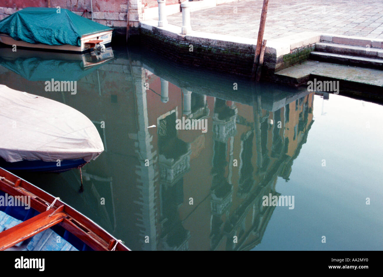 L'Italia, Venezia, stretto canale Campo Frari, edificio si riflette nel canal, barche ormeggiate, vista in elevazione Foto Stock