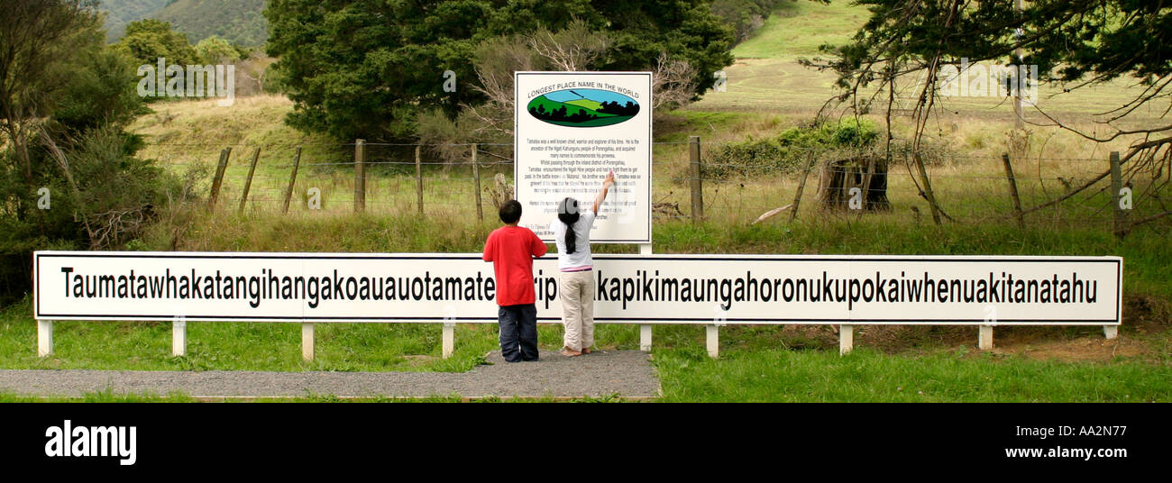 Vista panoramica dei bambini rivolto verso il più lungo il nome del luogo nel mondo Nuova Zelanda lingua Maori Foto Stock