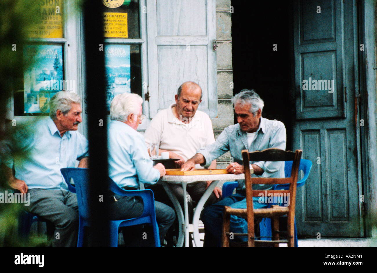 Quattro uomini la riproduzione di gioco da tavolo a tavolo del bar, Mistras Grecia Foto Stock