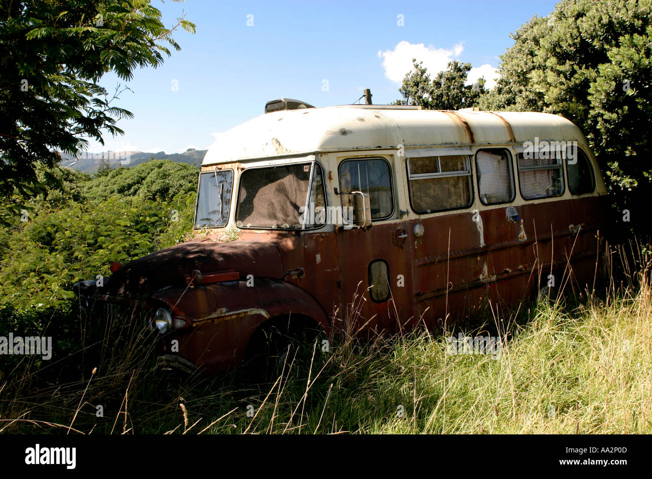 Il vecchio bus in campo in Nuova Zelanda Foto Stock