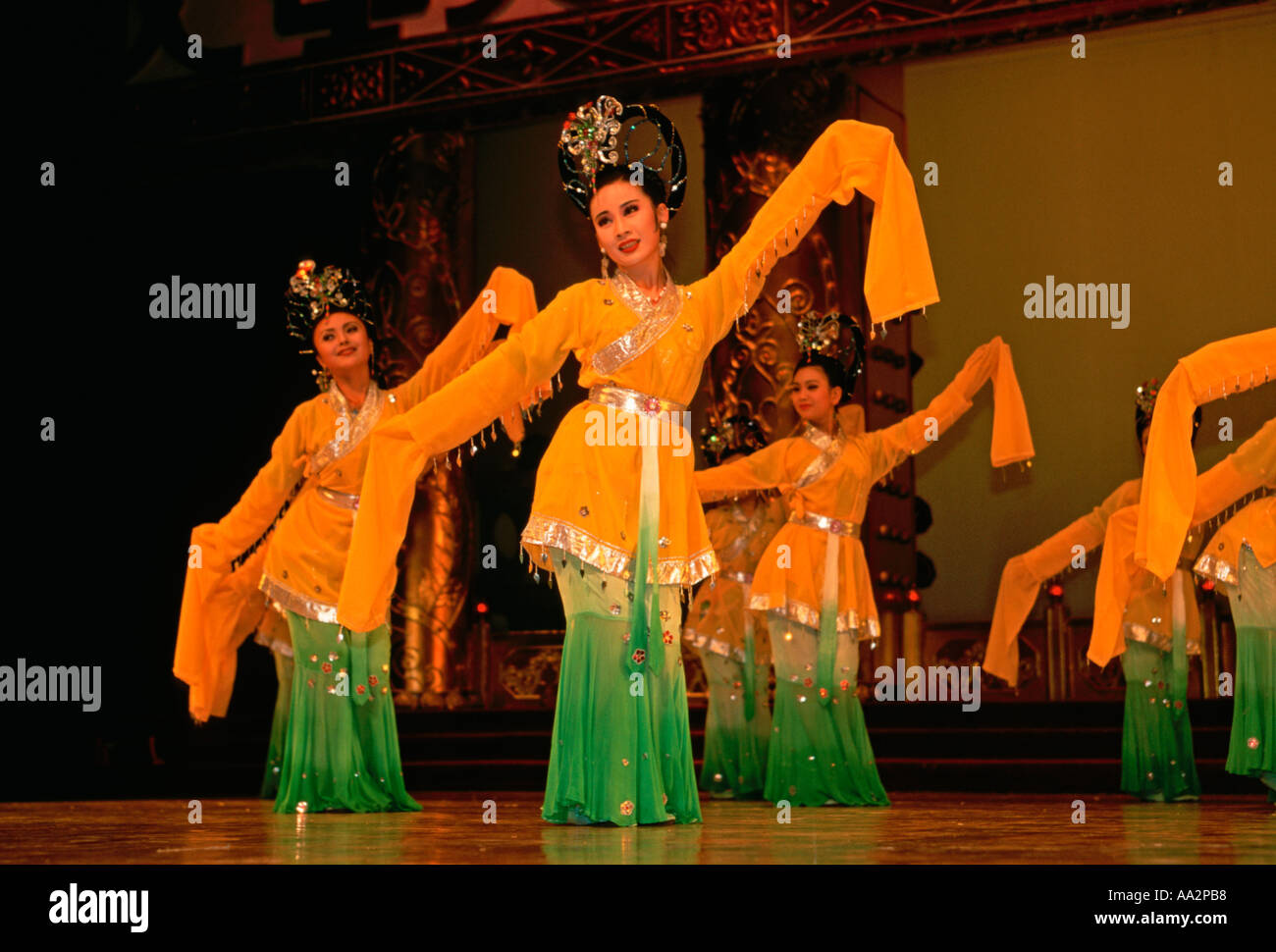 Le donne cinesi ballerini danzare performance di danza musica e danza durante la Dinastia Tang nel teatro della città capitale di Xian nella provincia di Shaanxi in Cina Foto Stock