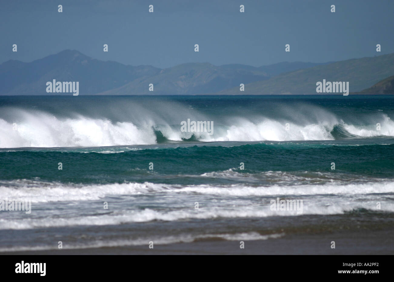 Onde che si infrangono sulla spiaggia in Nuova Zelanda Foto Stock