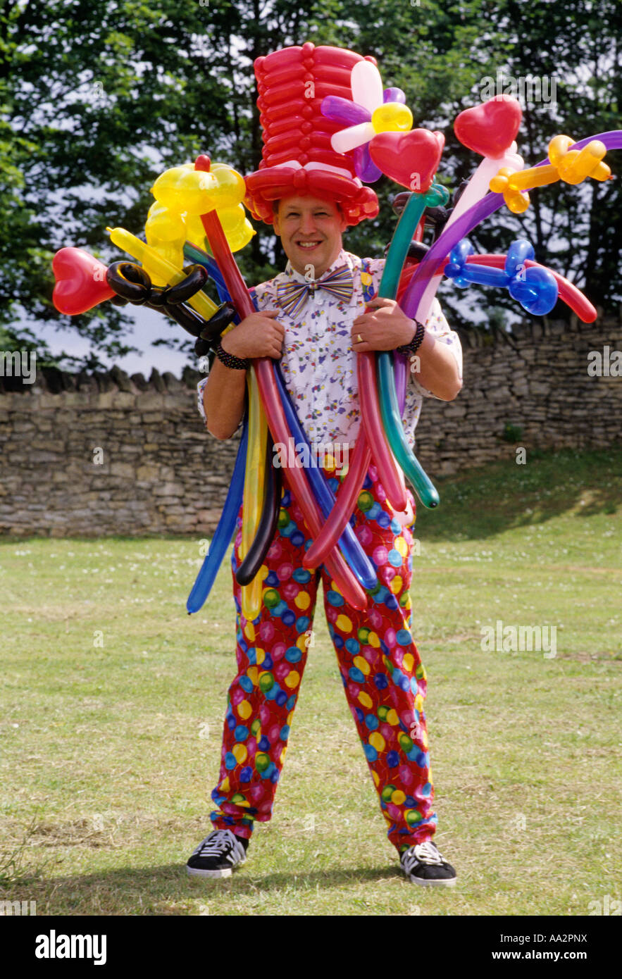 Scultura palloncino artista, colori, colorato, uomo in costume, forme palloncini sagomati Foto Stock