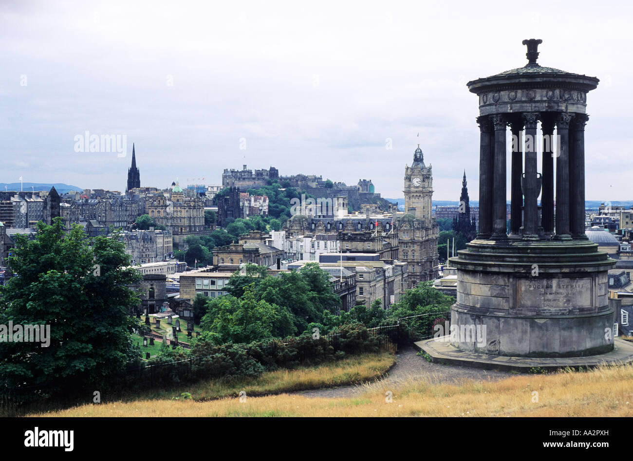 Vista di Edimburgo in Scozia, Regno Unito, città capitale, monumento su Calton Hill, vista del castello e della città e vedute da Foto Stock