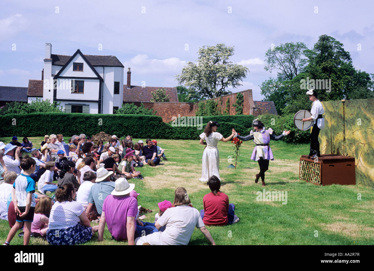 Teatro aperto al pubblico di Shakespeare seduto sull'erba attori Boscobel House, Shropshire, Inghilterra, Regno Unito, prestazioni, agente, Foto Stock