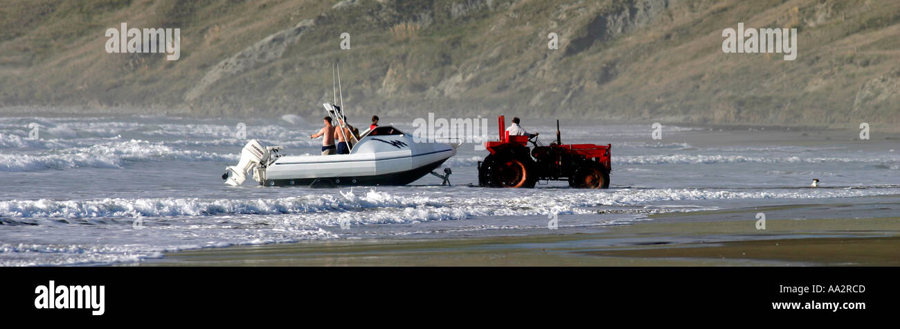 Un pranzo panoramico di barche off una spiaggia in Nuova Zelanda Foto Stock