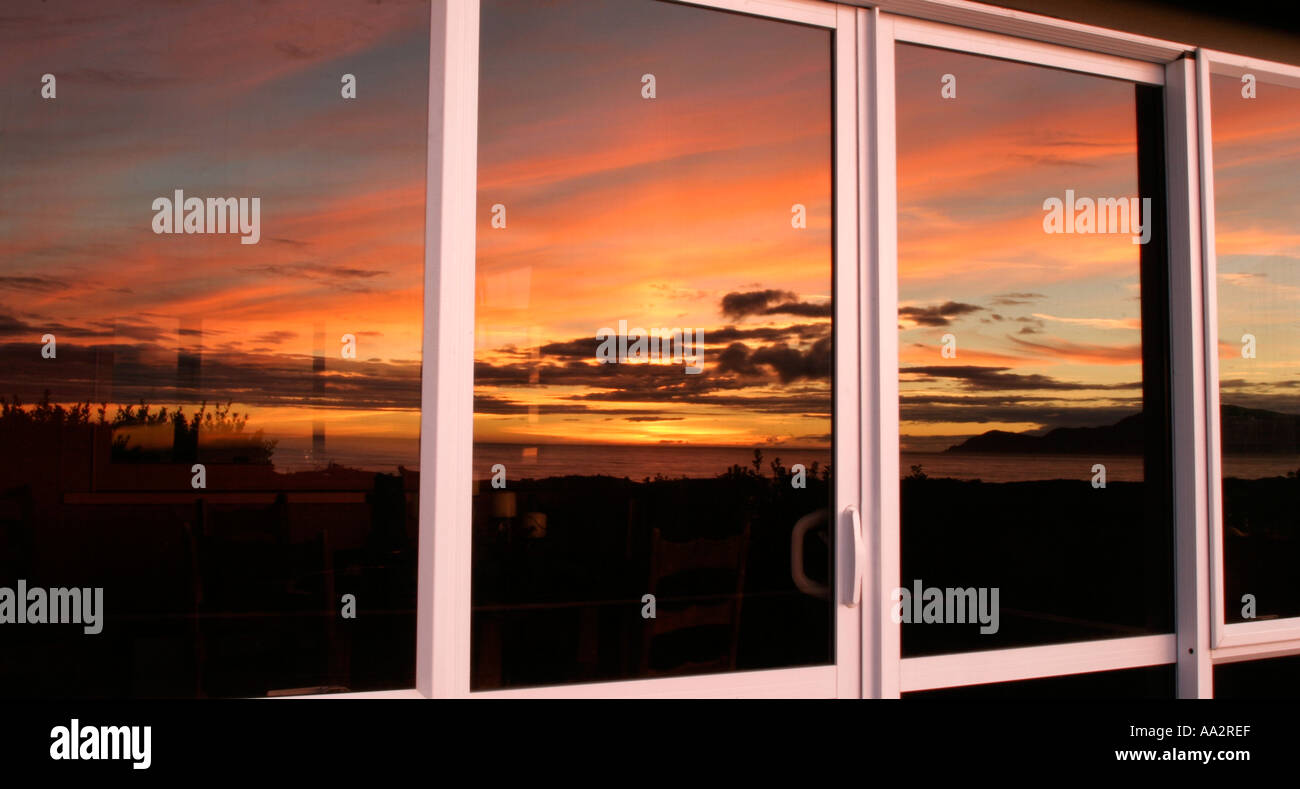 A lato della spiaggia tramonto riflesso in Nuova Zelanda Foto Stock