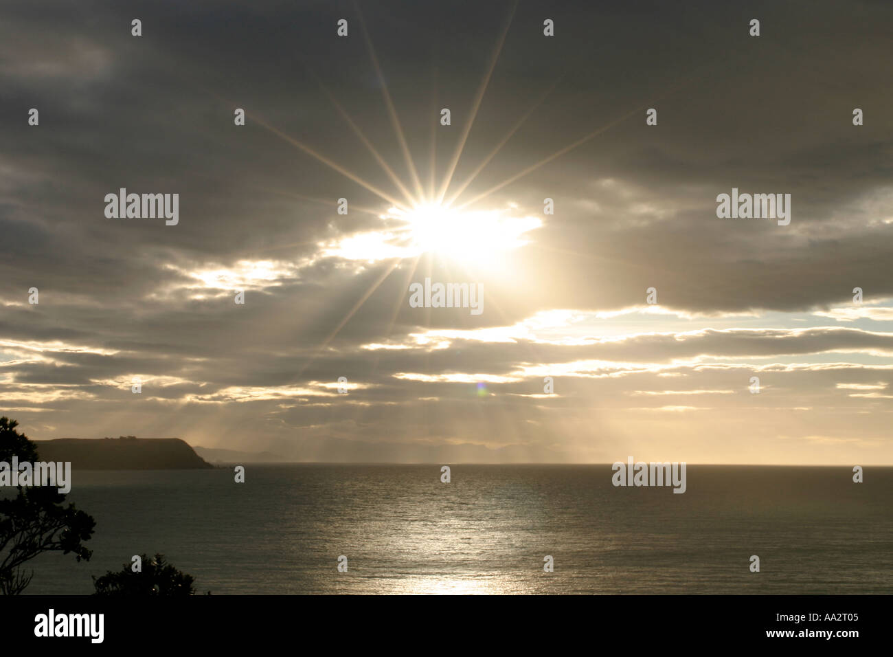 Sun ha colpito oltre il mare al largo della costa della Plimmerton Wellington Nuova Zelanda Foto Stock