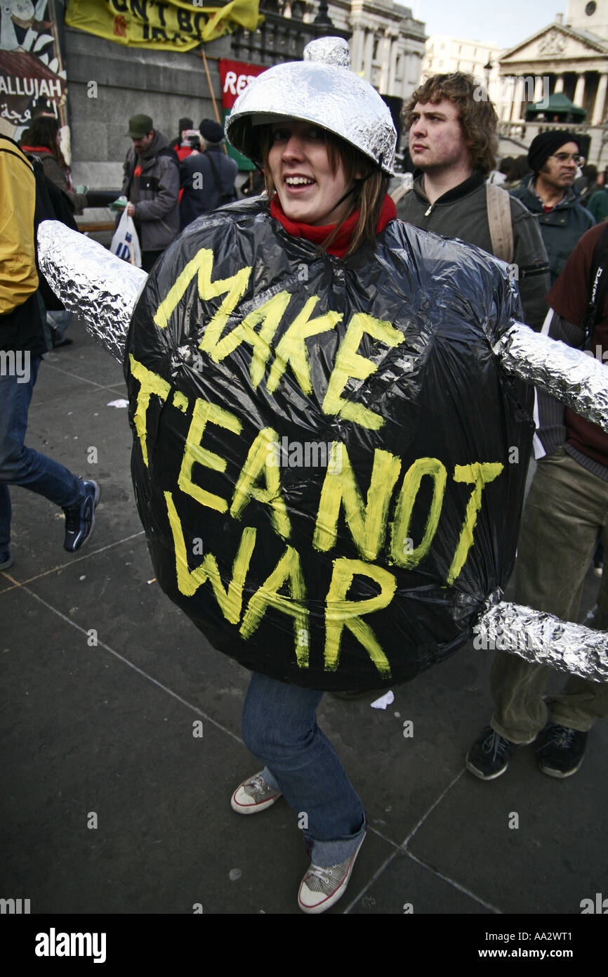 Anti guerra dimostrante che indossa una teiera slogan Foto Stock
