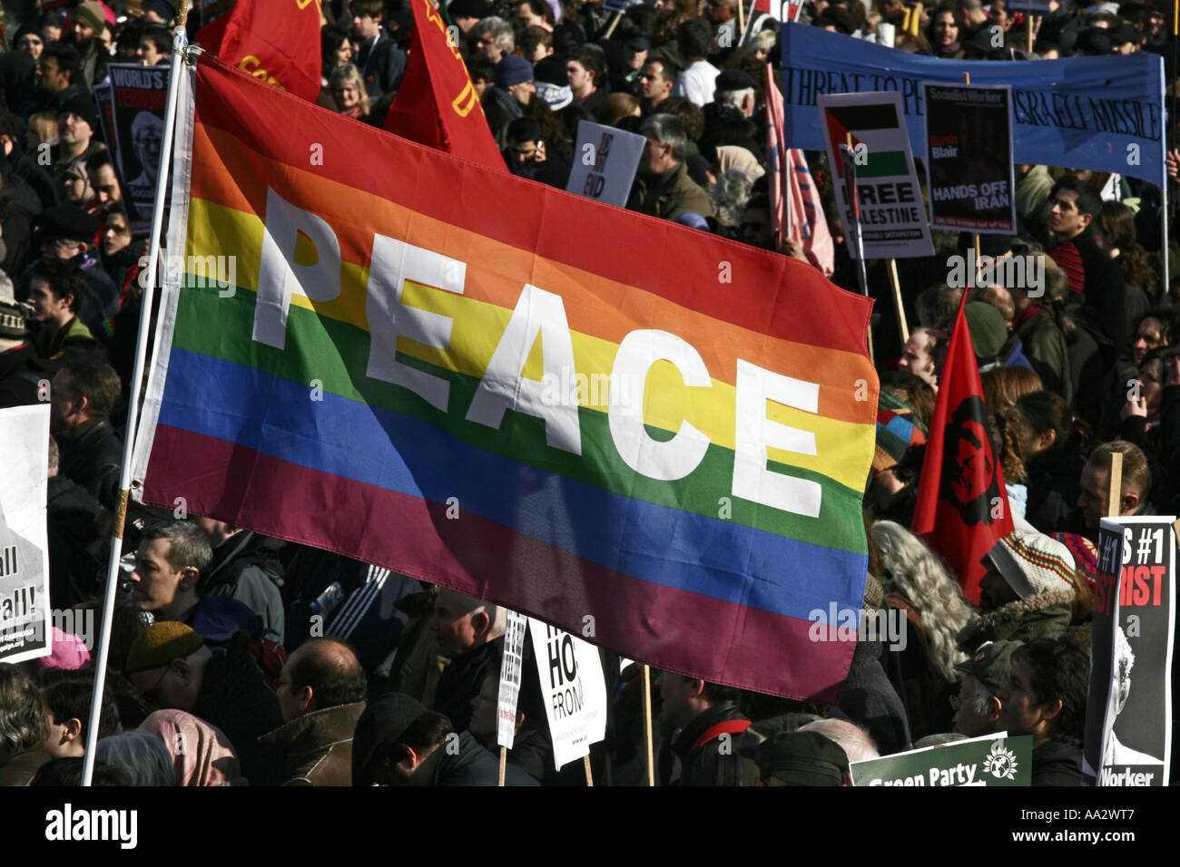 Bandiera della pace a anti-war demo in London REGNO UNITO Foto Stock