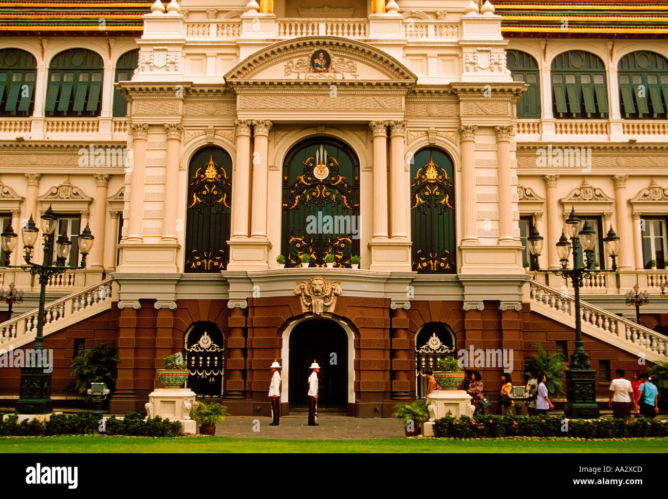 Popolo Thai persona adulti maschi uomini protezioni a Grand Palace a Bangkok in Tailandia in Asia Foto Stock