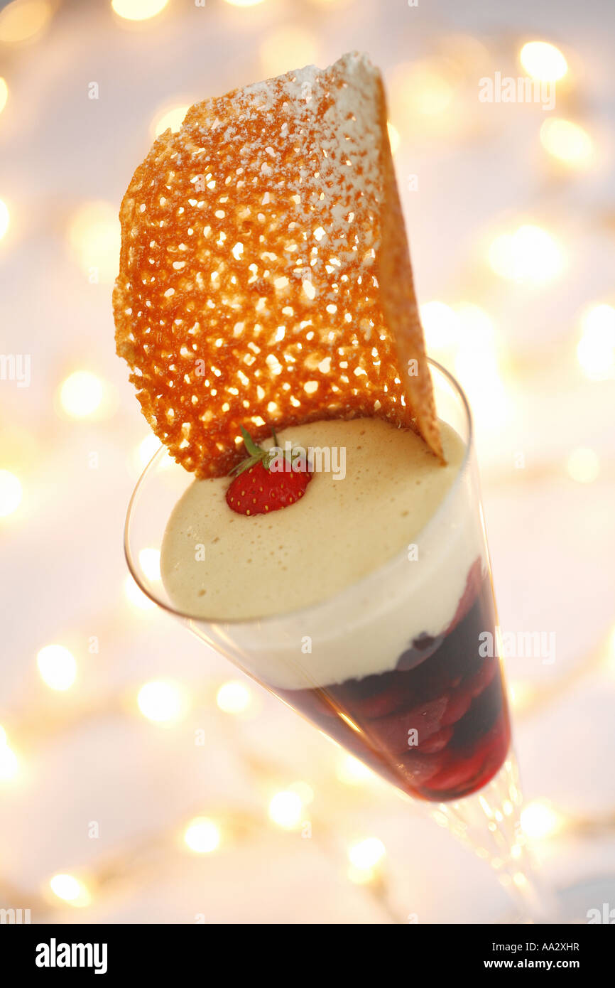 I dolci del Natale di vin brulé frutti profumati con sabayon e brandy tuille a scatto Foto Stock