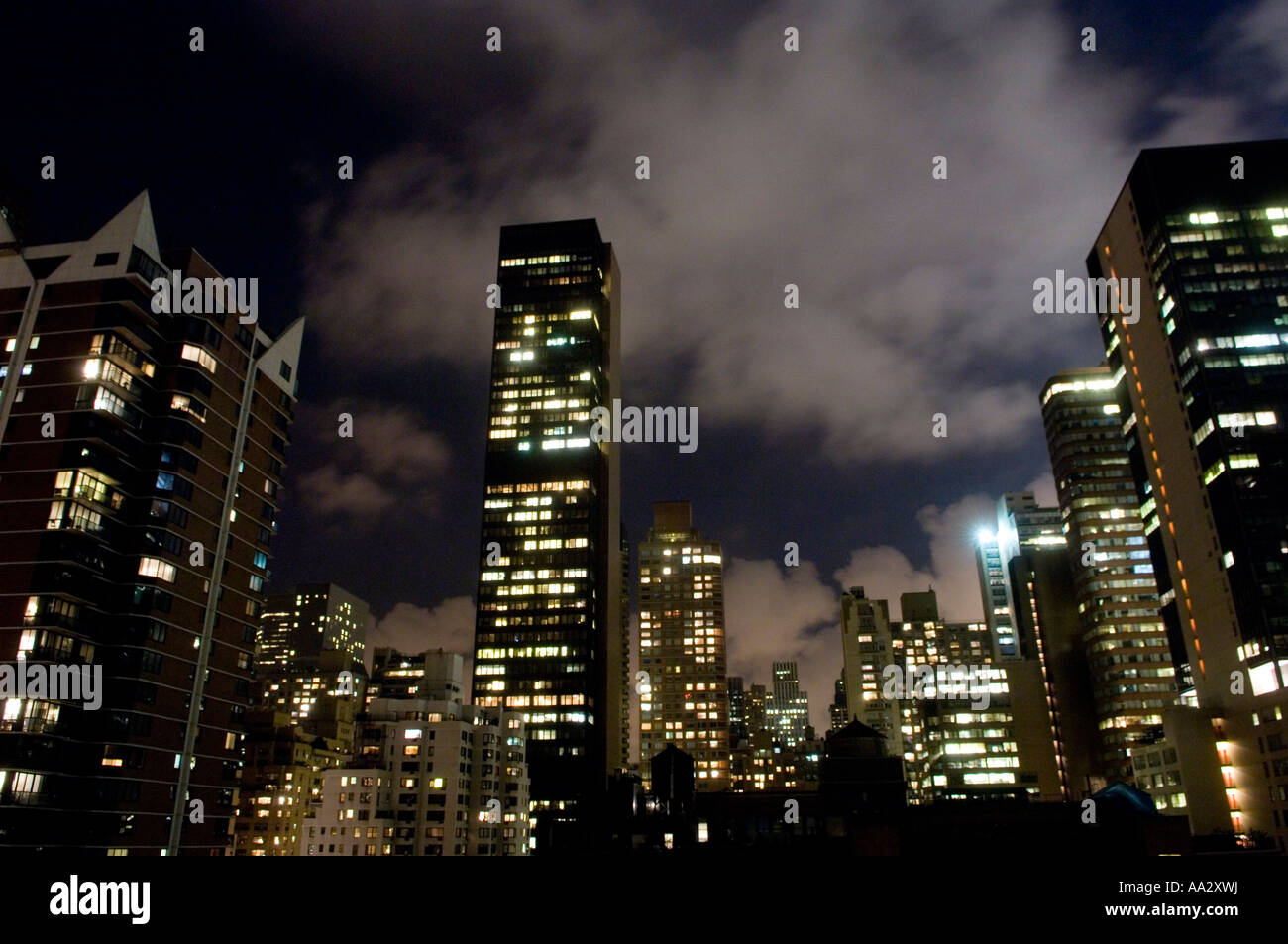 New York skyline di Manhattan di notte Foto Stock