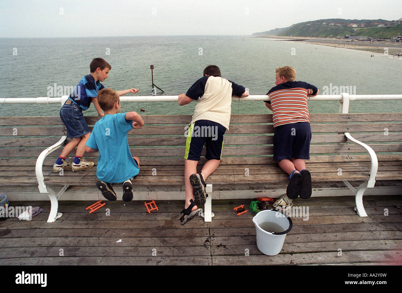Ragazzi la pesca al largo molo a Cromer in Norfolk, Regno Unito Foto Stock