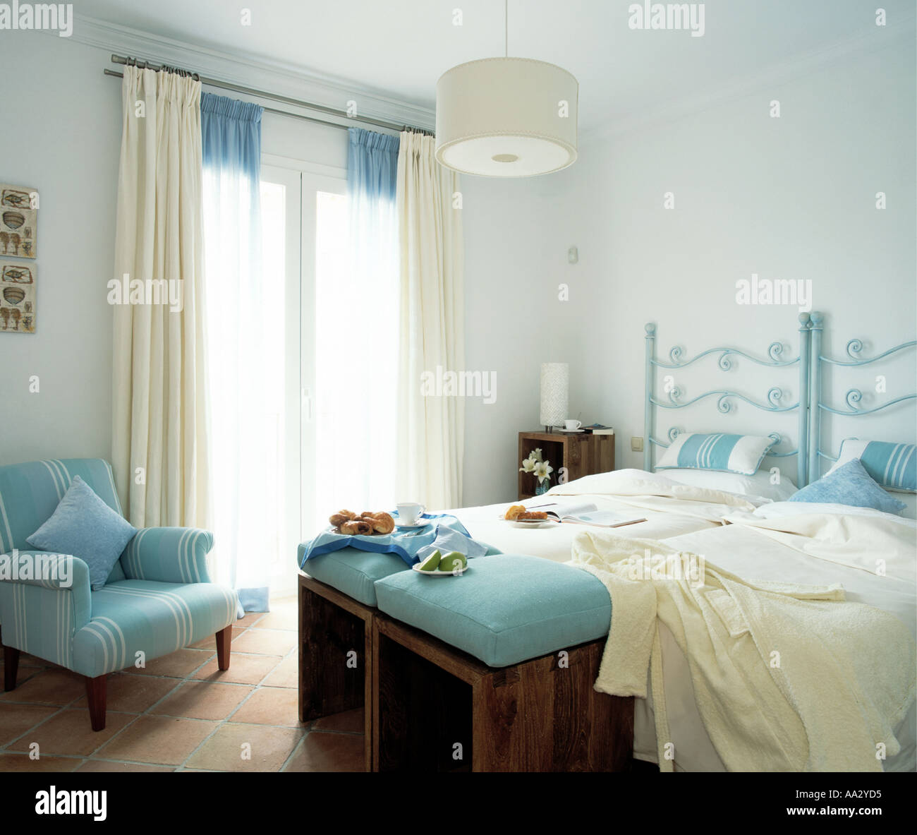 Di stile Spagnolo camera da letto al mattino Foto stock - Alamy