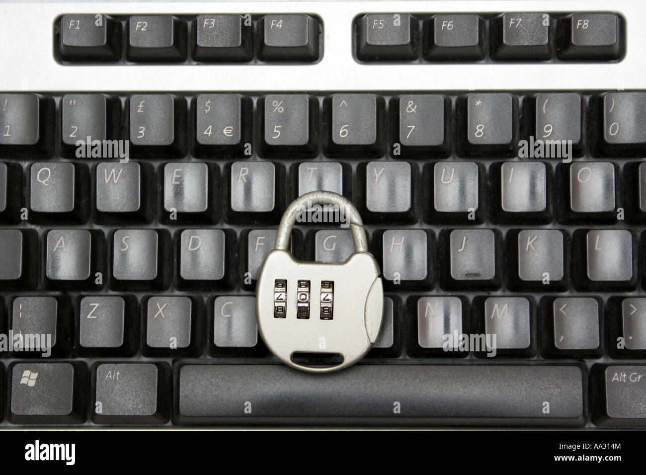 Una serratura a combinazione su una tastiera che rappresenta la sicurezza di Internet Foto Stock