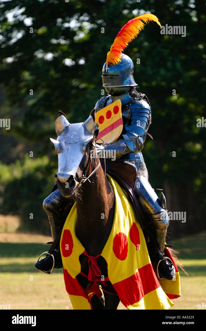 Cavaliere armato a cavallo al torneo di giostre Foto Stock