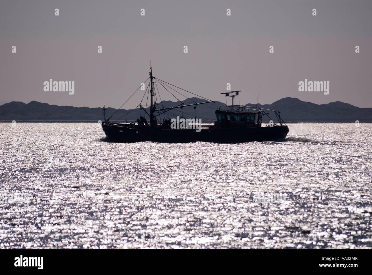 Trawler voce fuori al tramonto dalla Cromane, Co. Kerry, Irlanda Foto Stock