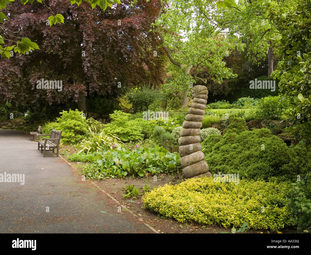 Una scultura in giardini paesaggistici di Woodthorpe Grange Park, Nottingham REGNO UNITO Foto Stock