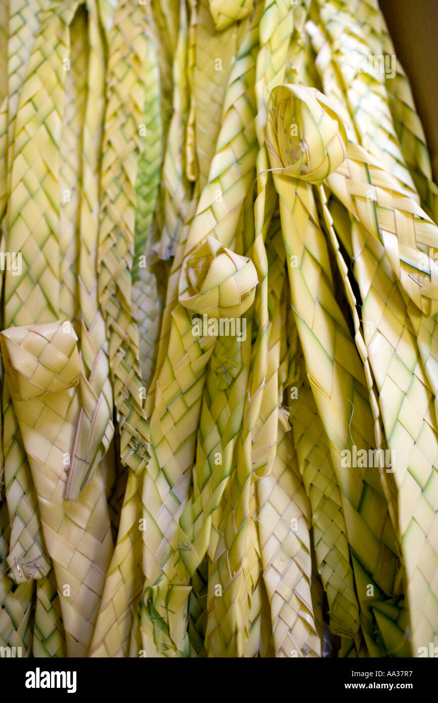 Domenica delle Palme chiesa ladies tessitura di palme per la domenica delle palme Foto Stock