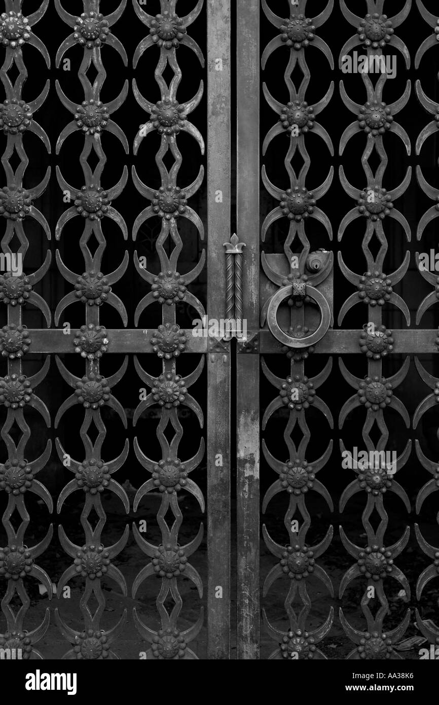 Le porte di metallo fissata e bloccata. Sicuro e sicuro. Foto Stock