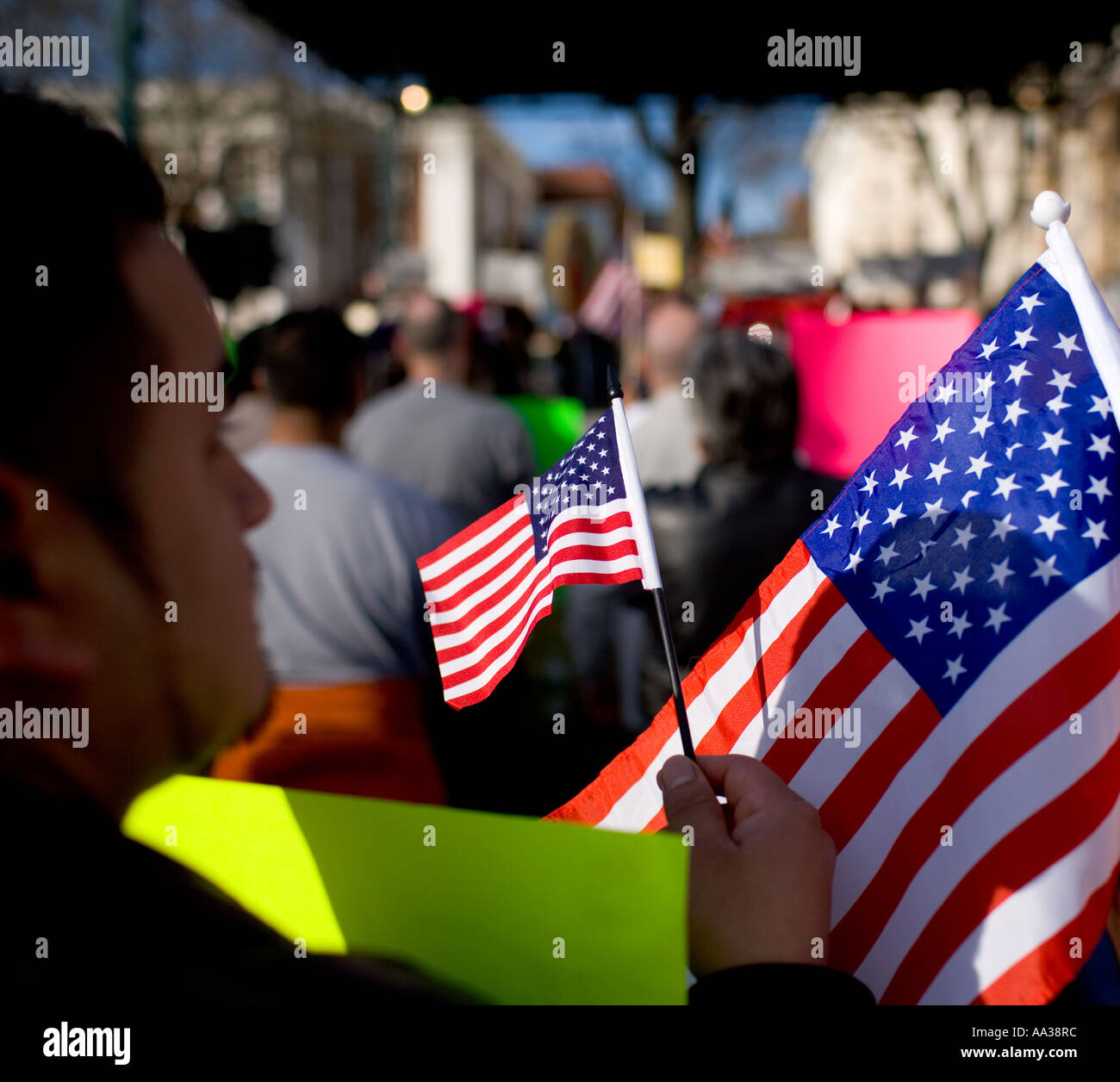 Ondate di immigrati una bandiera statunitense durante un rally in New Haven, Connecticut, Stati Uniti d'America Foto Stock