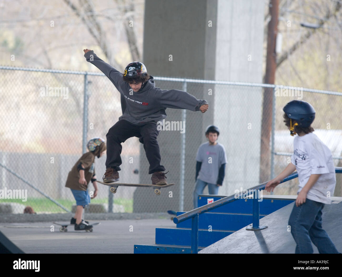 I bambini a giocare a uno skateboard park, Shelton Connecticut USA Foto Stock