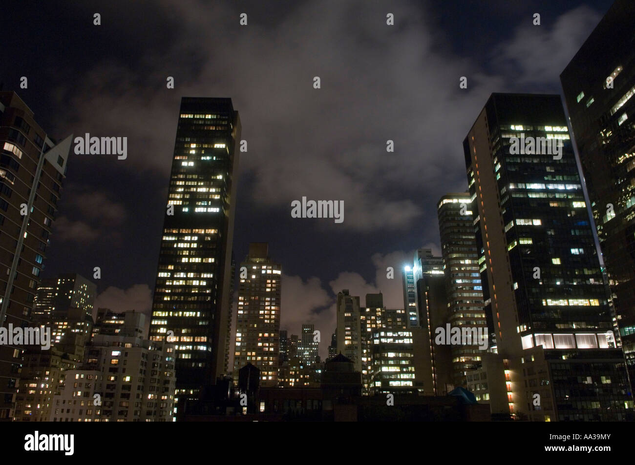 New York skyline di Manhattan di notte Foto Stock