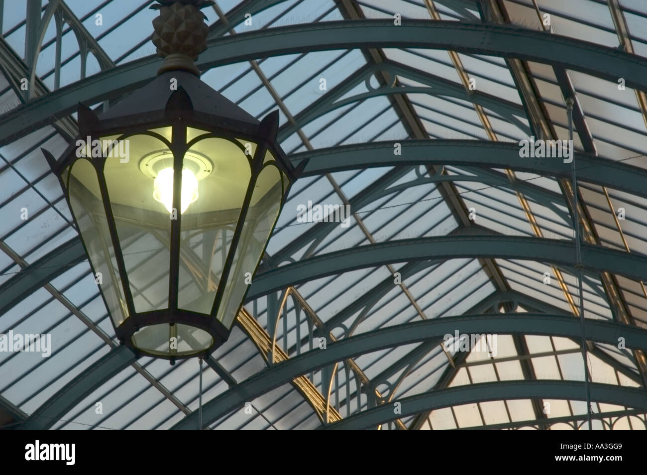 Tetto di vetro e lanterna nel mercato di Covent Garden London REGNO UNITO Foto Stock