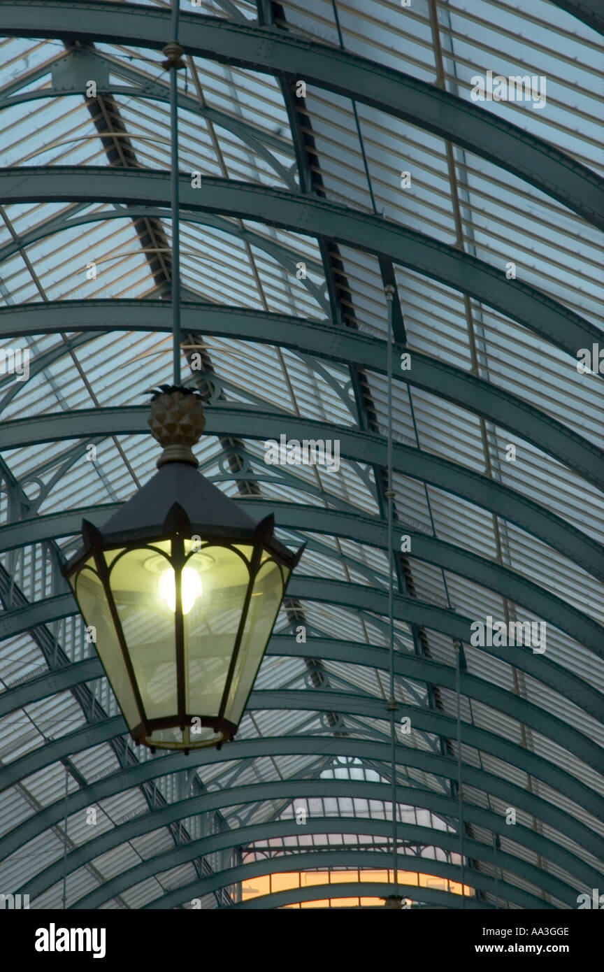 Tetto di vetro e lanterna nel mercato di Covent Garden London REGNO UNITO Foto Stock