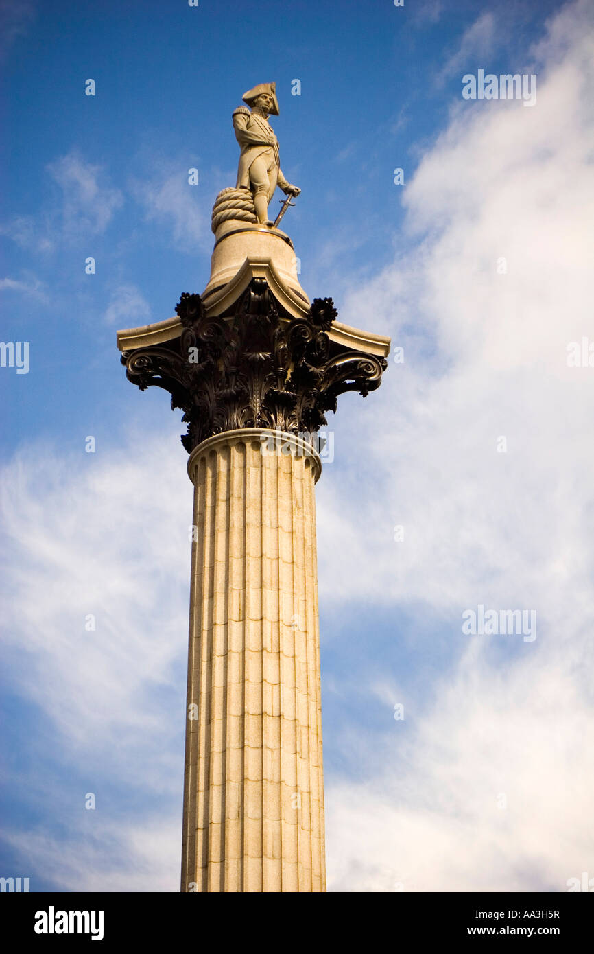 Colonna di Nelson contro il cielo blu e nuvole bianche Foto Stock