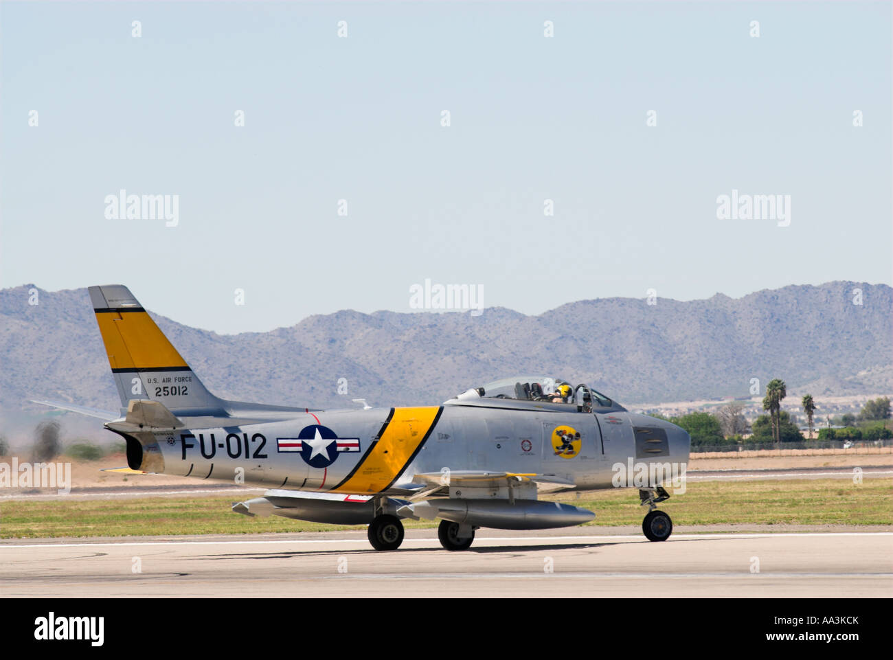 F-86 Sabre rullaggio sulla pista, posteriore vista laterale Foto Stock