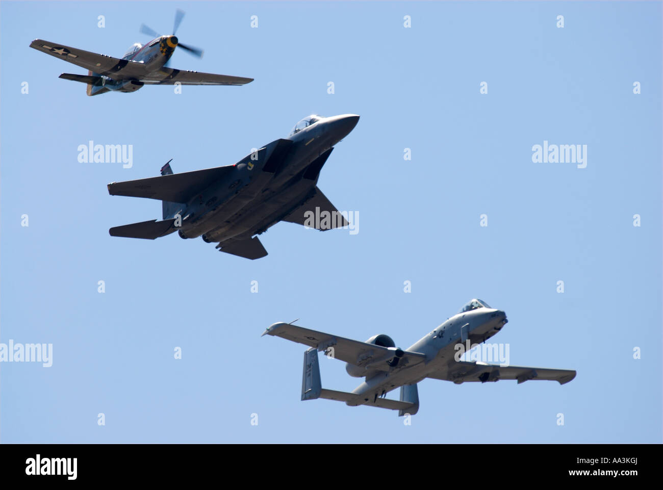 Una forza aerea " Storia " Volo con aerei da combattimento da tre diverse guerre volare insieme. Foto Stock