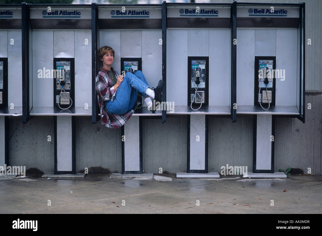 Stati Uniti Maryland onorevole Marianne Bakia riccioli in cabina di telefono per evitare la pioggia di Bethesda Foto Stock