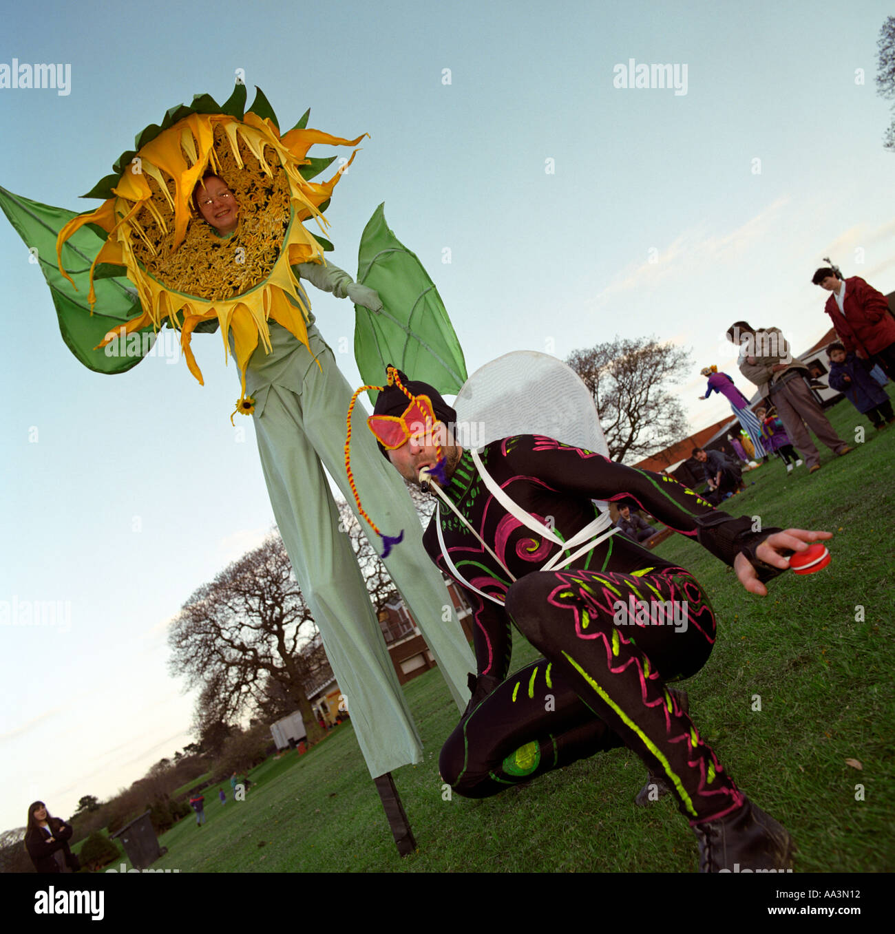 Il Galles Colwyn Bay Eirias Park stilt walker e animatore vestito come volare Foto Stock