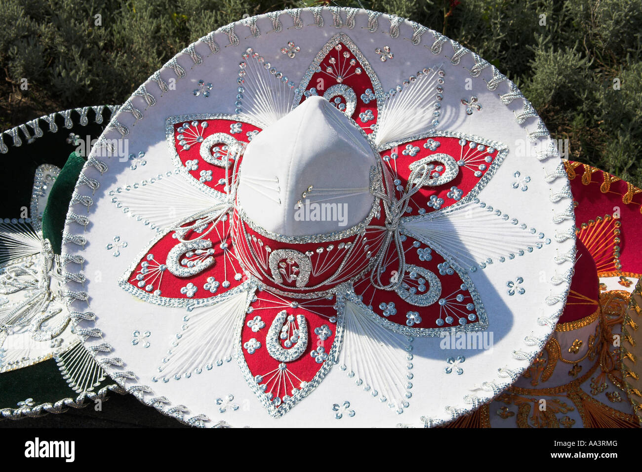 Il bianco e il rosso del sombrero hat per la vendita, Città del Messico, Messico Foto Stock