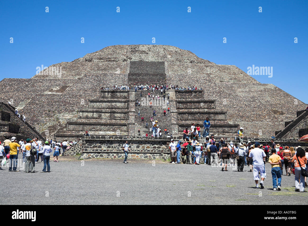 I turisti, Piramide della Luna, Piramide de la Luna, Teotihuacan sito archeologico, Teotihuacan, Città del Messico, Messico Foto Stock
