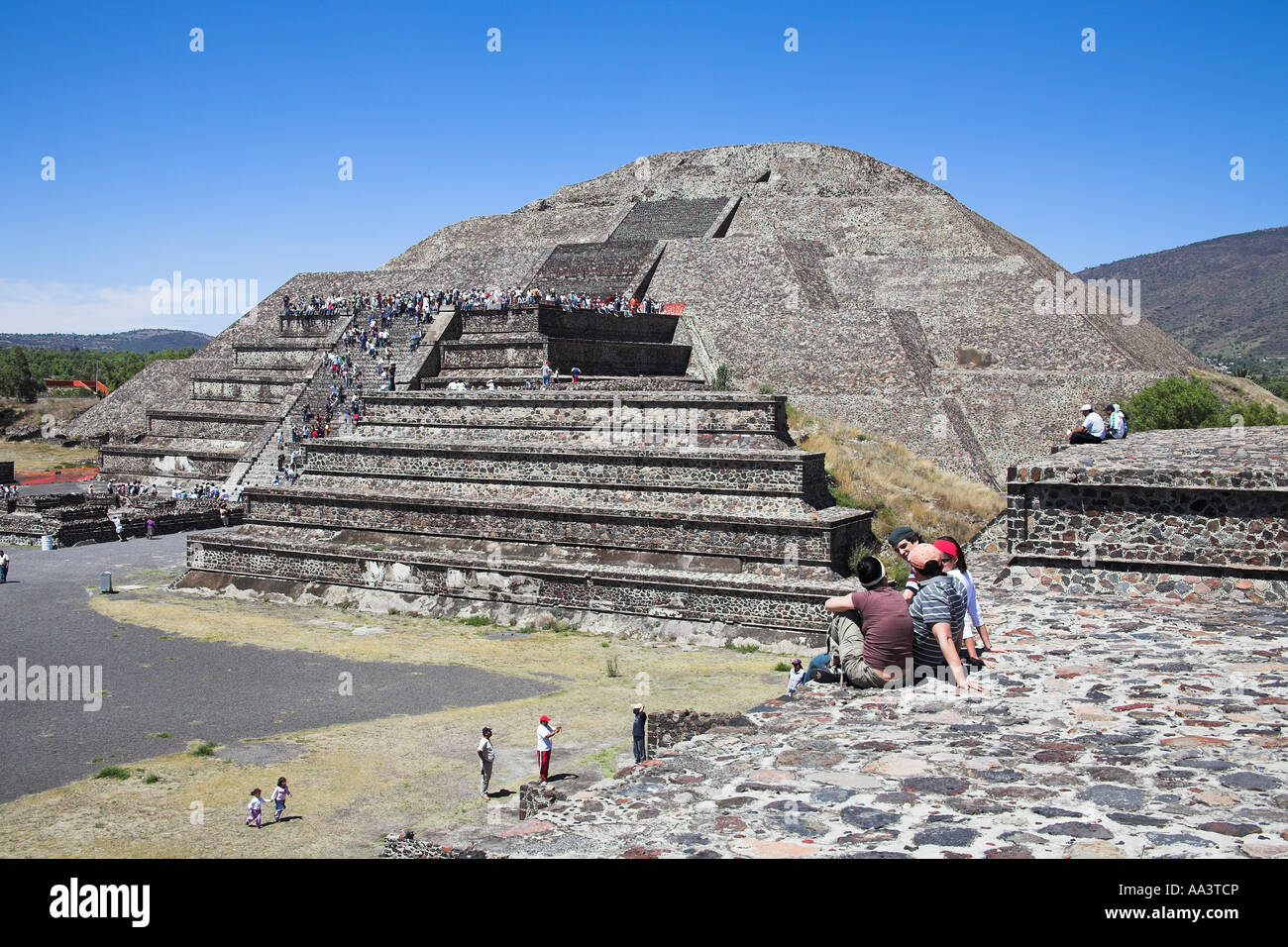 I turisti, Piramide della Luna, Piramide de la Luna, Teotihuacan sito archeologico, Teotihuacan, Città del Messico, Messico Foto Stock