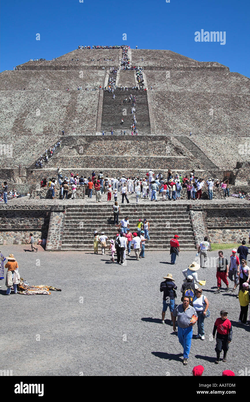I turisti, Piramide del Sole, Piramide del Sol, Teotihuacan sito archeologico, Teotihuacan, Città del Messico, Messico Foto Stock