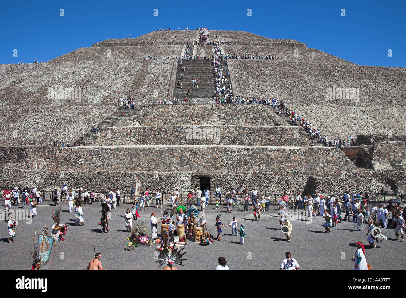 I turisti, Piramide del Sole, Piramide del Sol, Teotihuacan sito archeologico, Teotihuacan, Città del Messico, Messico Foto Stock