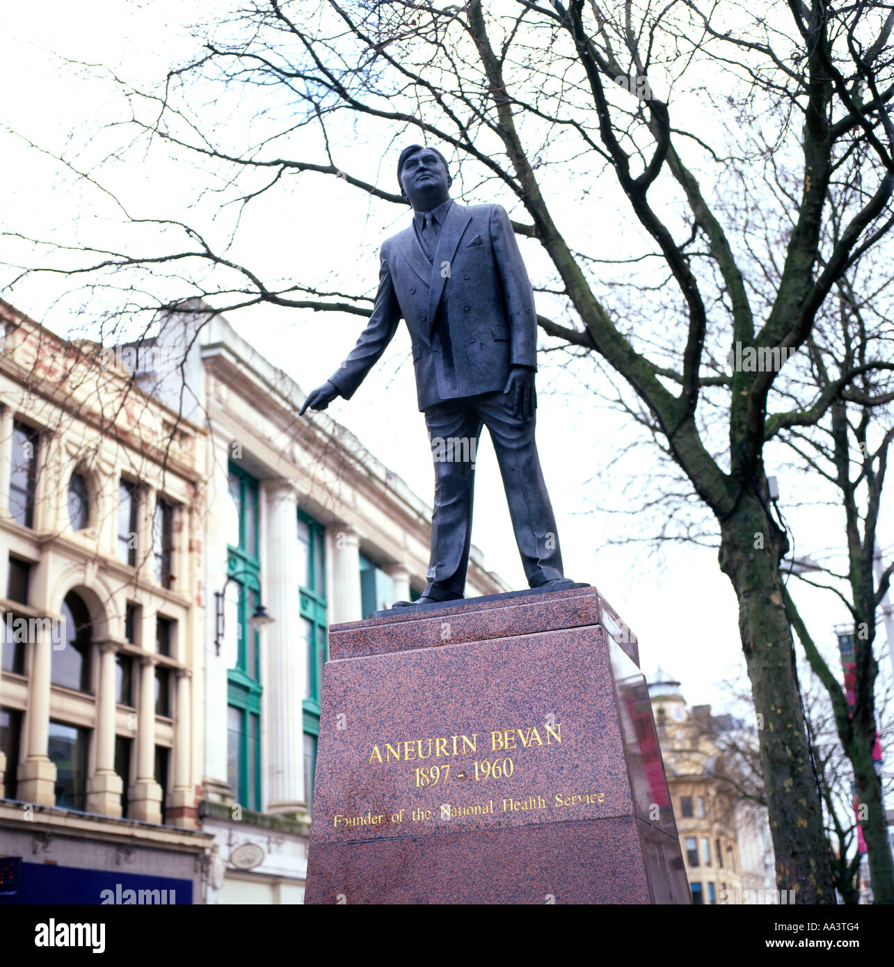 Una statua di Aneurin Bevan fondatore del servizio sanitario nazionale del Galles di Cardiff Regno Unito Foto Stock