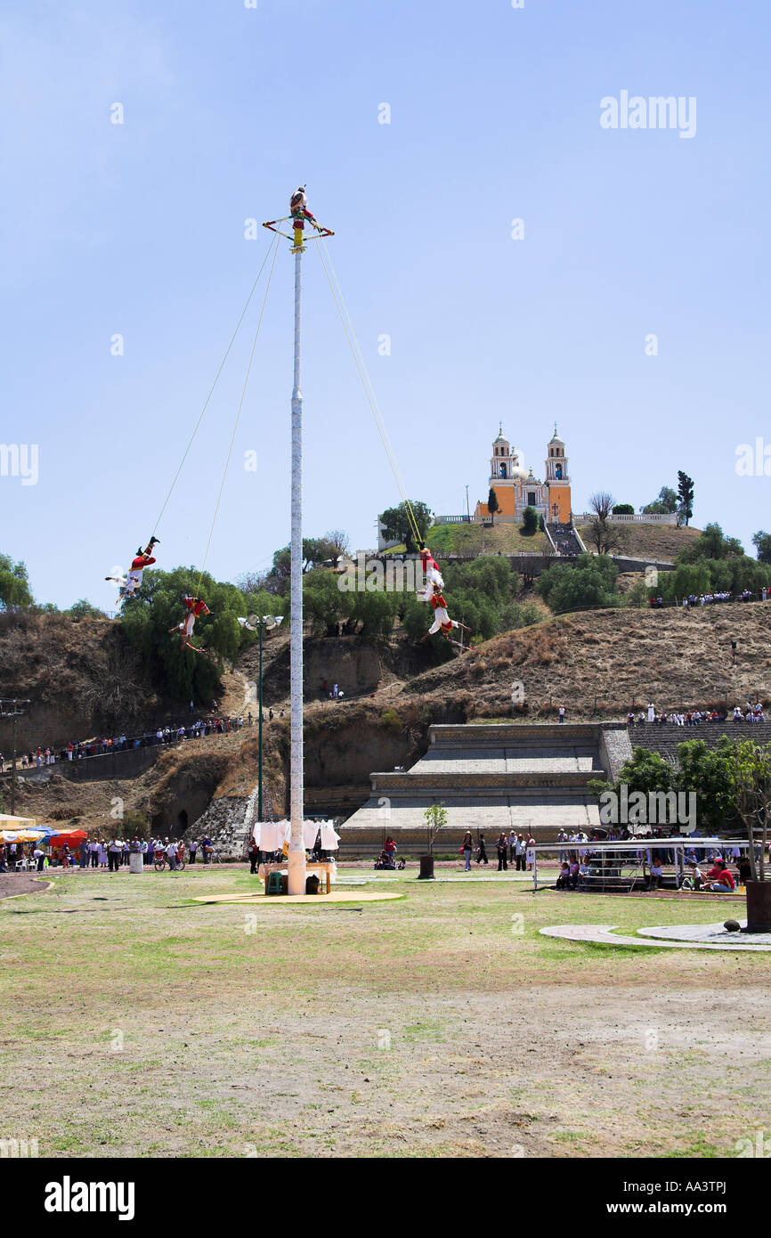 Voladores polo discendente, Nuestra Senora de Remedios, sulla Grande Piramide, Cholula sito archeologico, Cholula, Messico Foto Stock