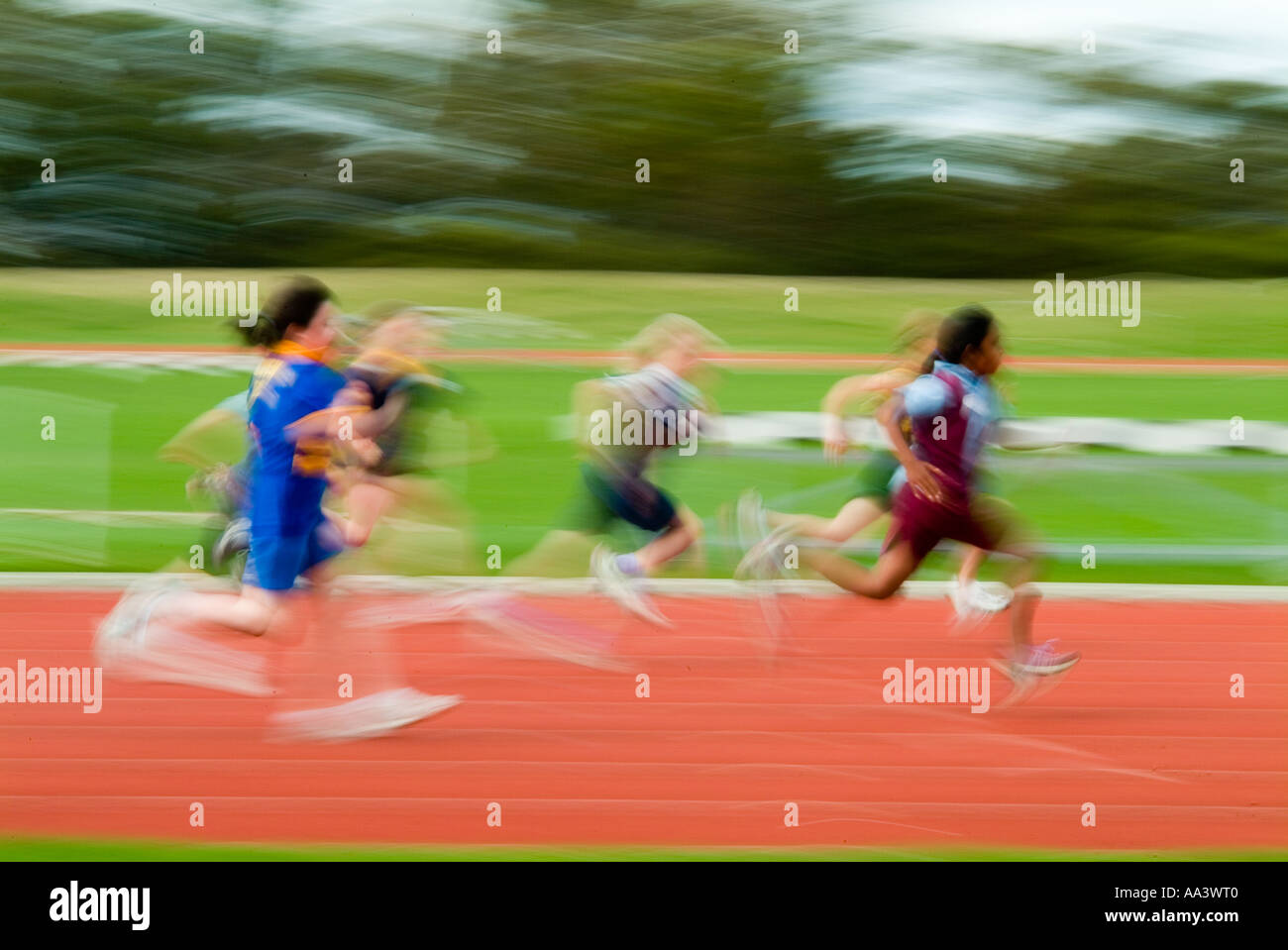 Bambini competere a scuola atletica leggera Foto Stock